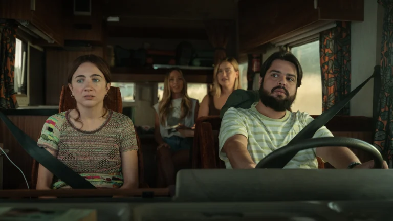 TODA LA VERDAD DE MIS MENTIRAS. Itziar Manero as Coco, Lucia de la Fuente as Aroa, Clara Sans as Blanca, Brays Efe as Loren in episode 01 of TLVDMM. Cr. Carla Oset/Netflix © 2025