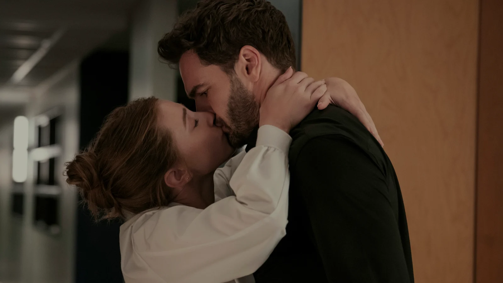 Lili Reinhart e Tom Bateman se beijam em A Hipótese do Amor