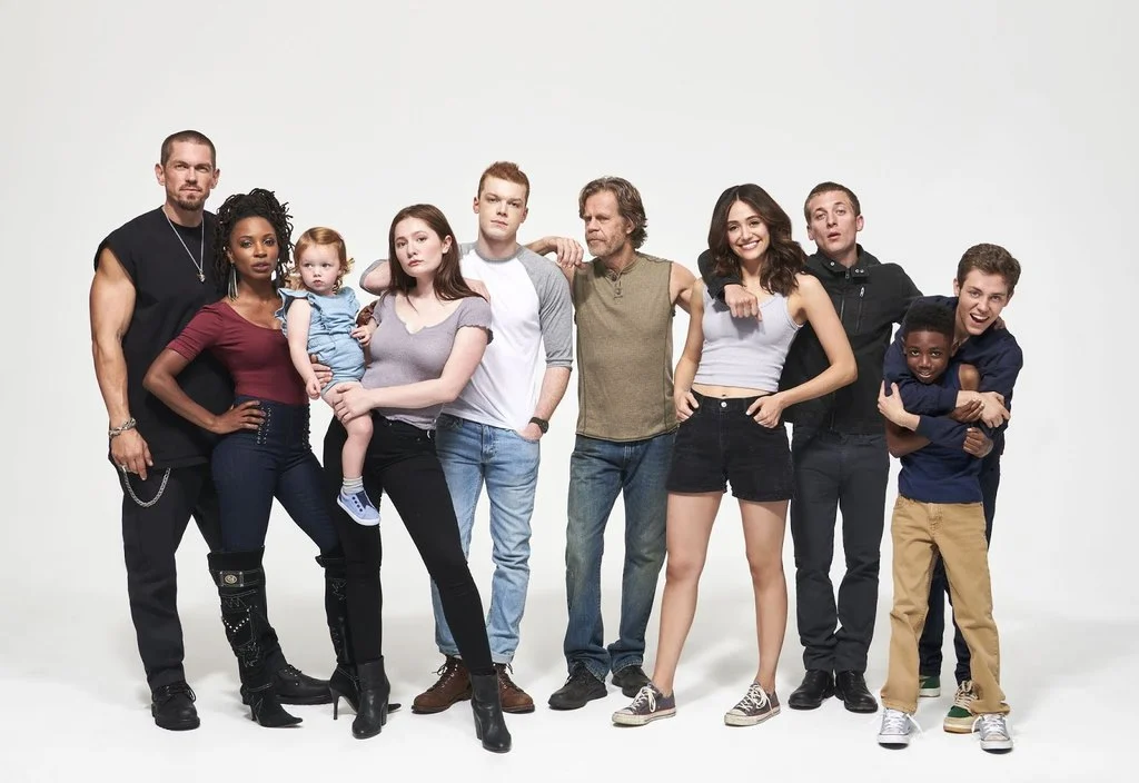 Foto promocional de Shameless em que o elenco está reunido 