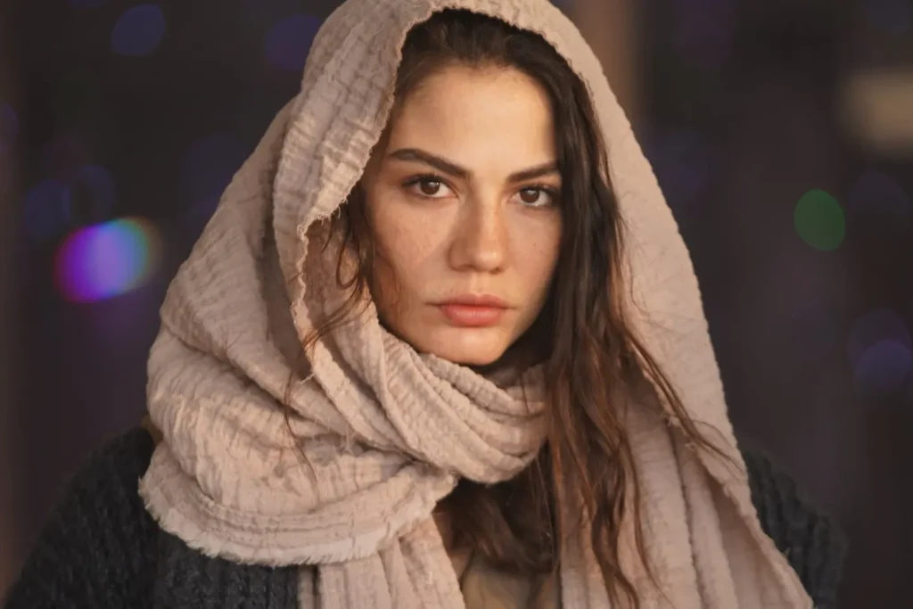 Demet Özdemir como Farah