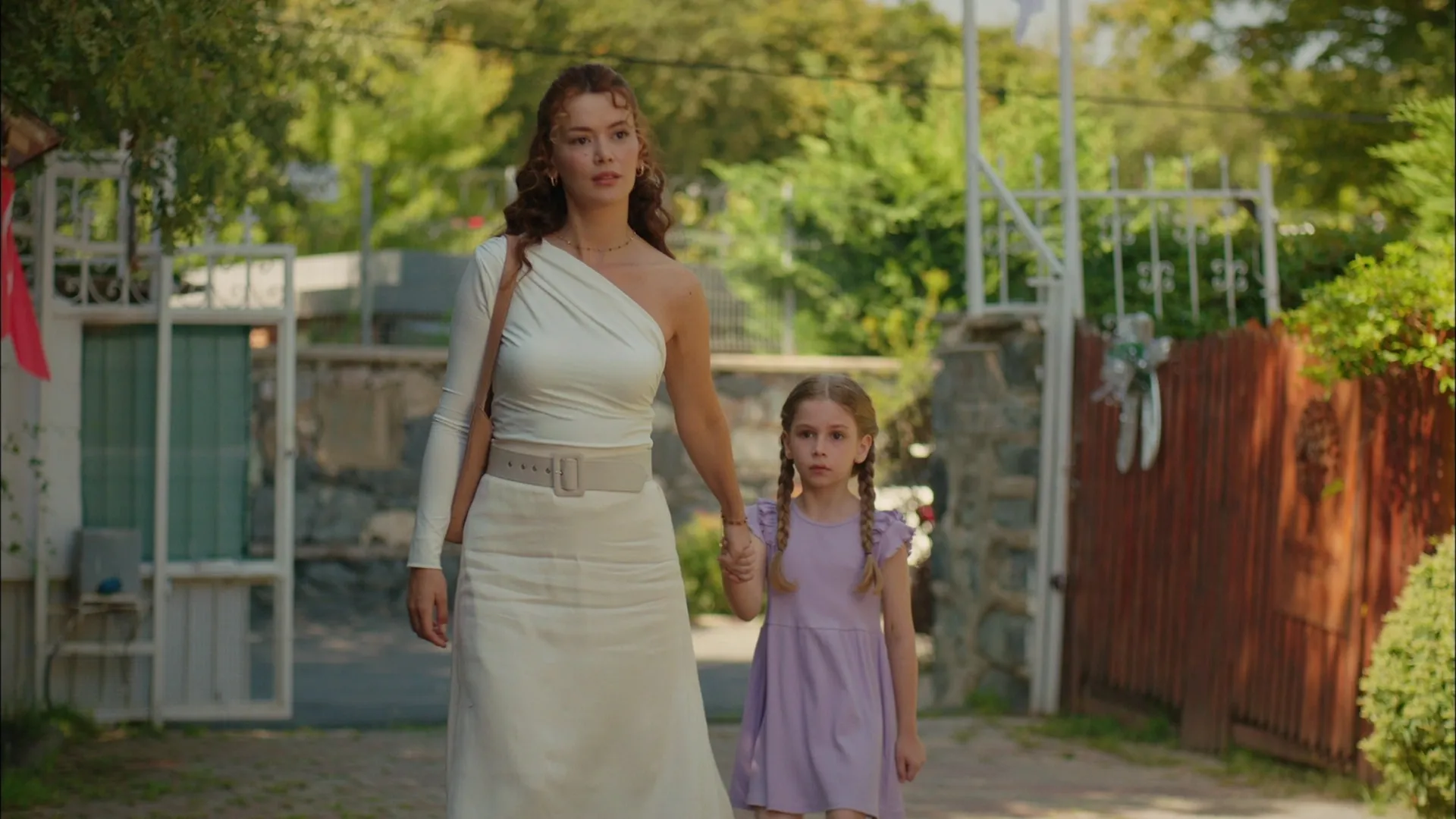 Elif, interpretada por Seray Kaya, segura a mão de Güneş, vivida por Azra Aksu, em Sol da Minha Vida.