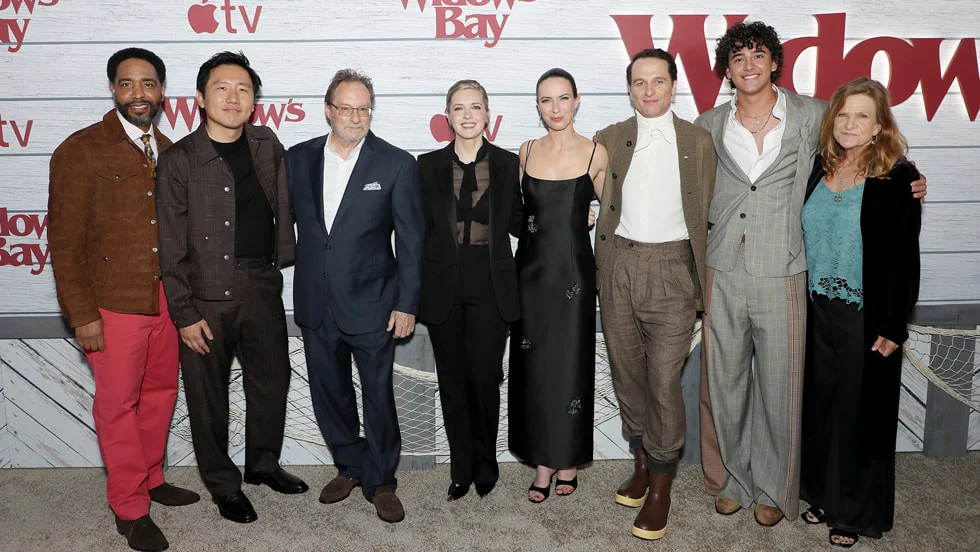 Elenco e equipe de O Segredo de Widow's Bay reunidos na estreia da série