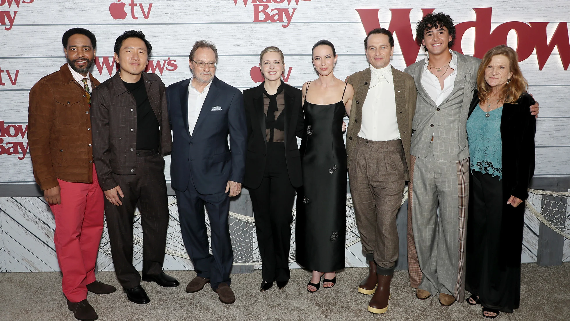 Elenco de O Segredo de Widow's Bay reunido na estreia da série