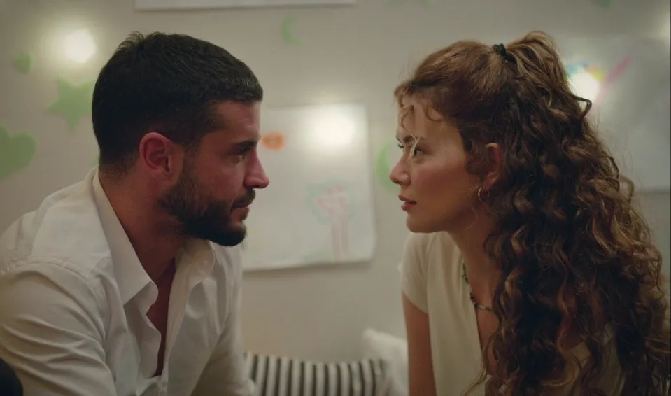 Fırat e Elif conversam em Sol da Minha Vida