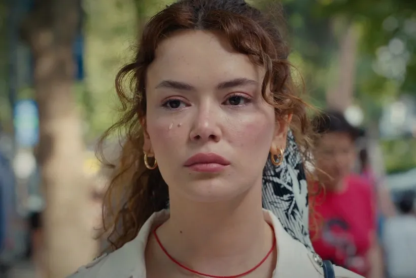 Seray Kaya como Elif em Sol da Minha Vida