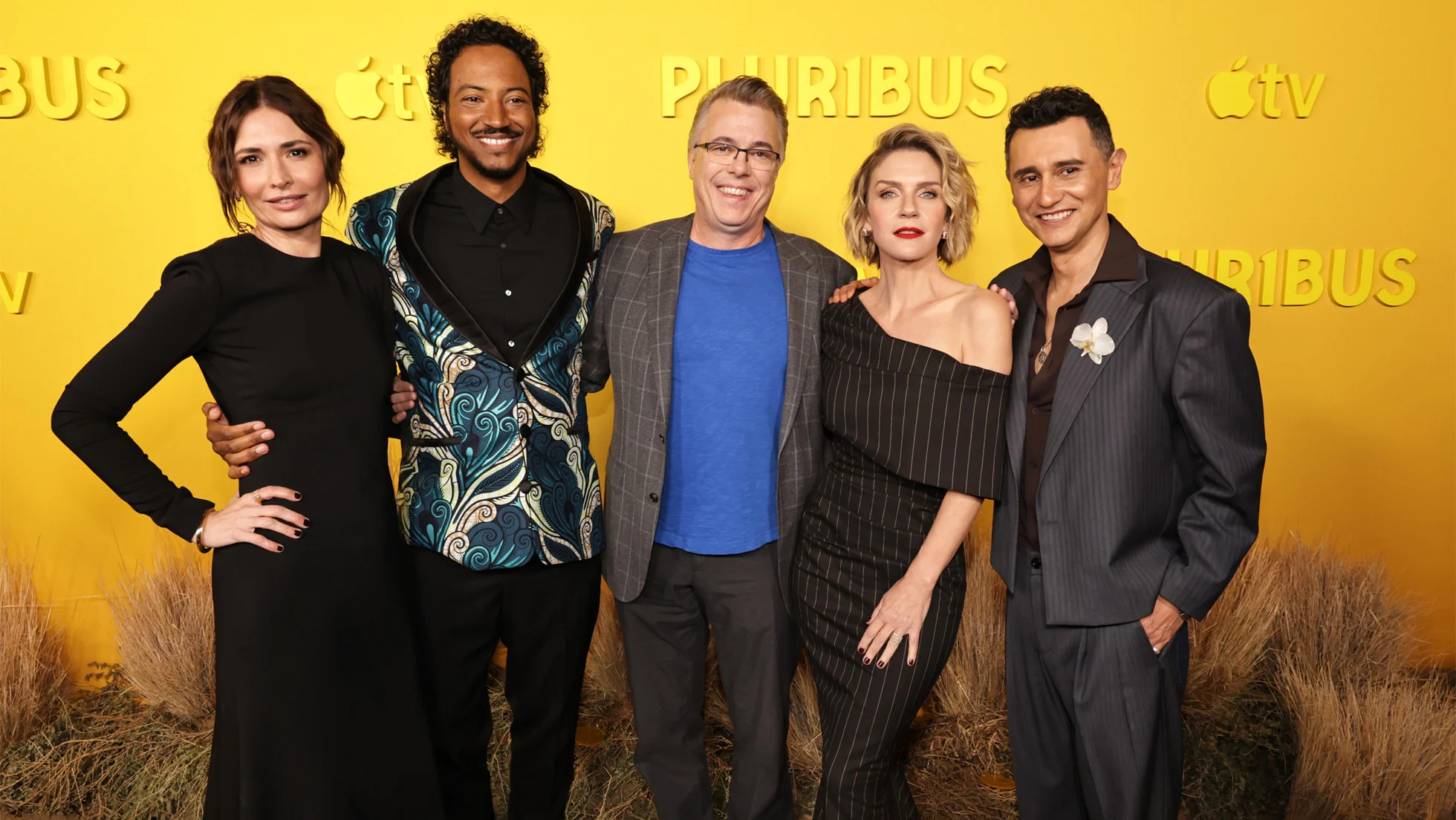Rhea Seehorn e integrantes da equipe de Pluribus na estreia da série