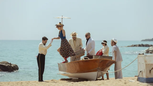Personagens de O Problema Final chegando de barco à ilha