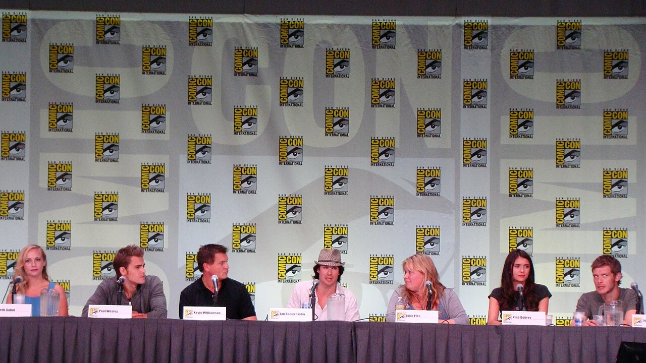 Parte do elenco e da equipe de The Vampire Diaries reunida na Comic-Con de 2011