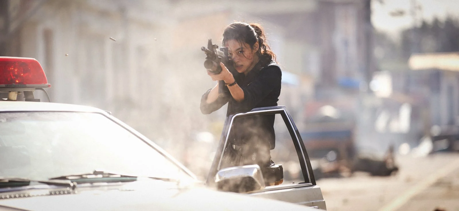Hoyeon aponta uma arma em cena de Hope O Primeiro Impacto