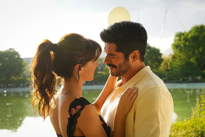 Burak Özçivit e Beyza Gümülcine em Güneşin Doğduğu Yer