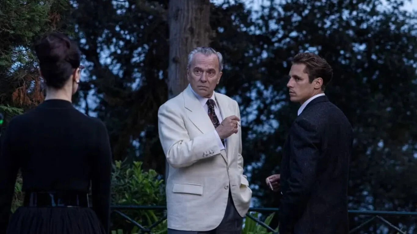 Basil durante a investigação em O Problema Final