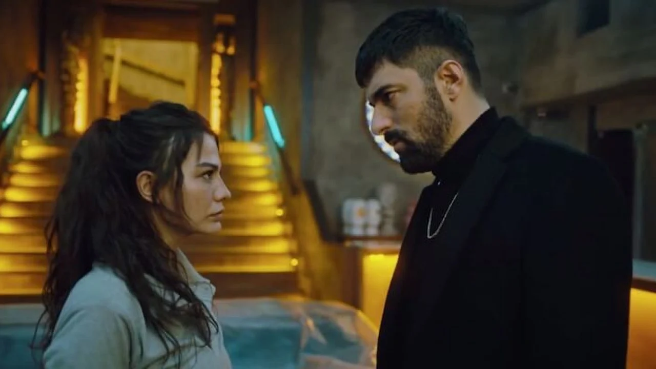 Farah e Tahir em cena de Adım Farah, versão original turca de Meu Nome é Farah