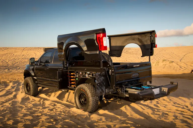 DeBerti Ford F-250 Transformer na areia, com laterais da caçamba levantadas e gaveta traseira aberta