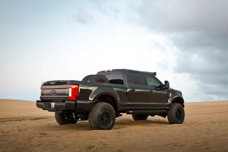 Vista traseira da Ford F-250 preparada pela DeBerti, com os compartimentos de ferramentas fechados