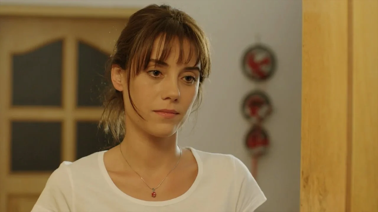 Cansu Dere, atriz que interpreta Eyşan na novela turca Ezel