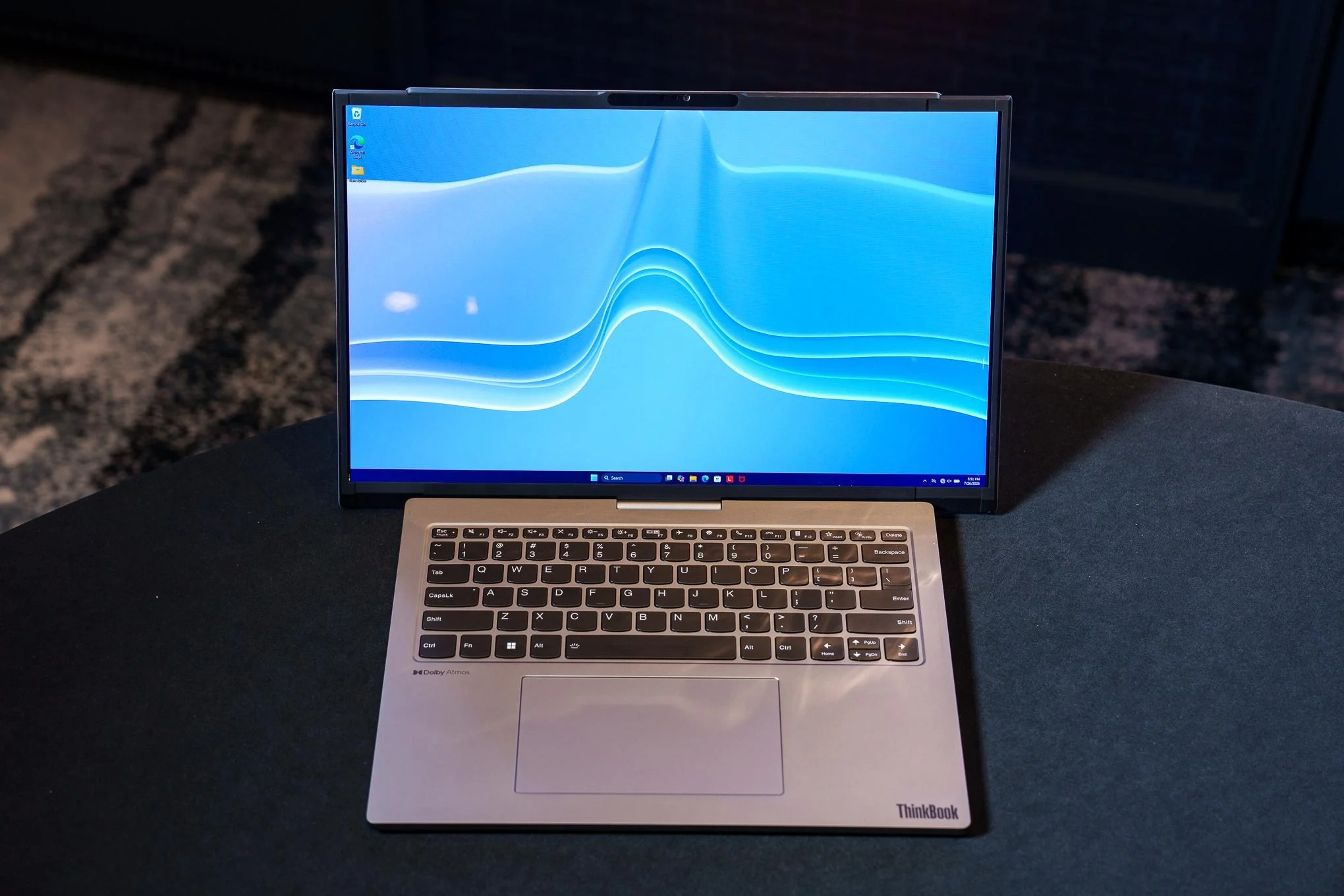 Lenovo Project Swan com tela expansível aberta na horizontal