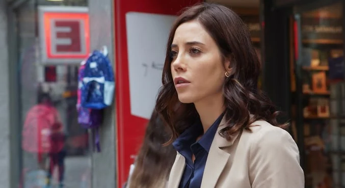 Asya, interpretada por Cansu Dere, em cena da novela turca Iludida