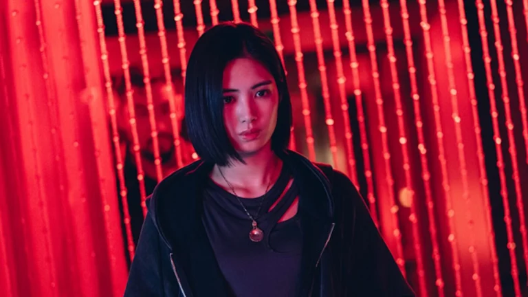 Regina Lei interpreta Mina Shen, Fixer da organização rival Yeh Yueh Tong. Foto: Divulgação/Netflix