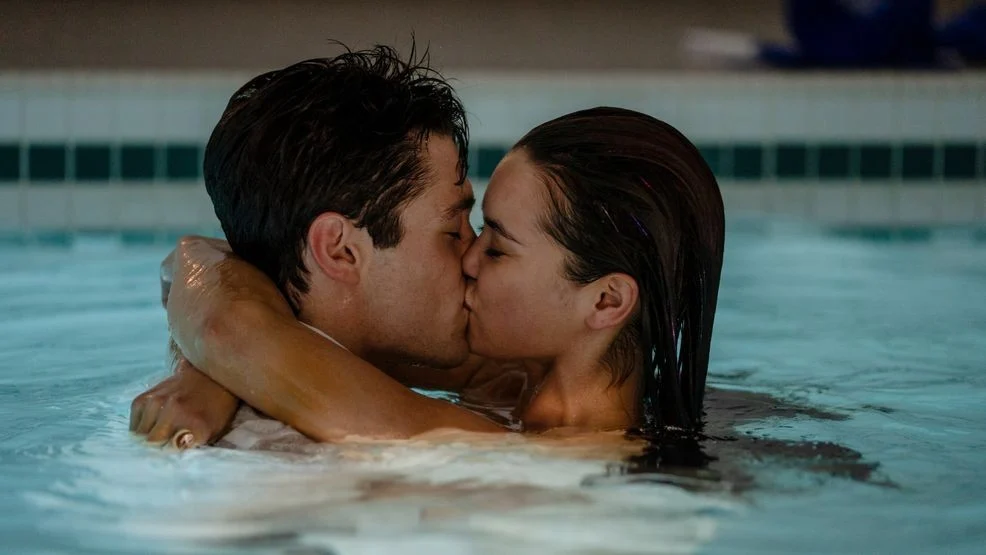 Sean e Flora se beijam na piscina em Beijar é a Parte Fácil