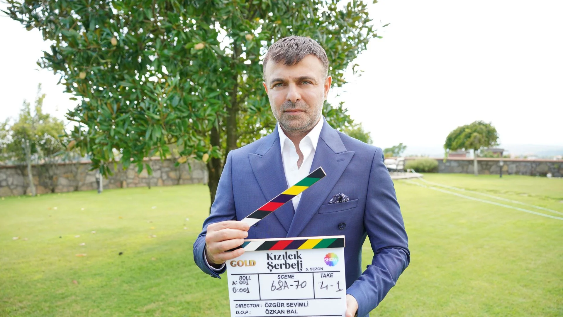 Ator de Kızılcık Şerbeti durante o início das filmagens da quinta temporada