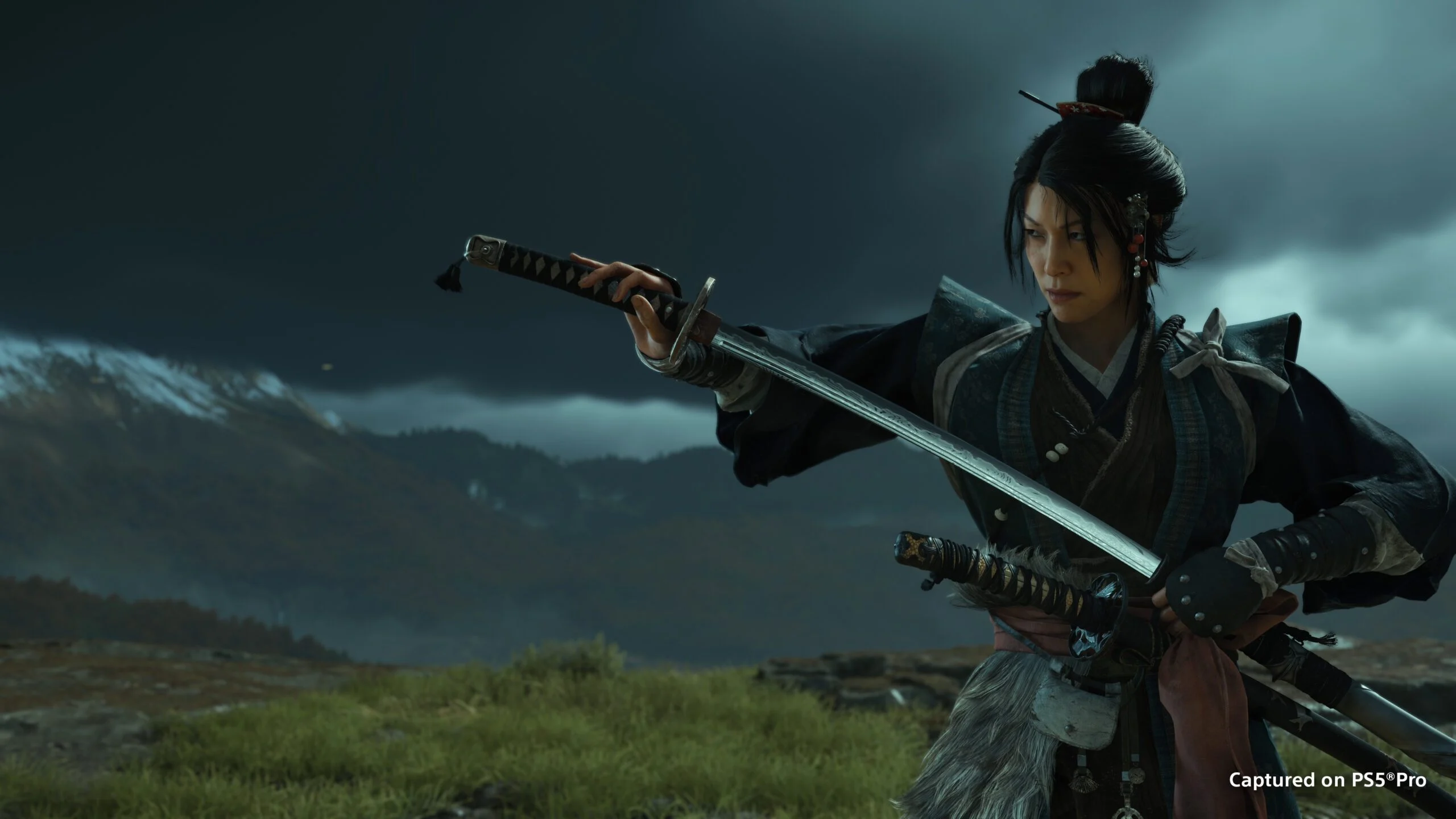 Atsu empunha duas katanas no modo Mais Procurados de Ghost of Yōtei