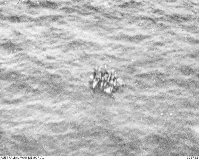Sobreviventes do HMAS Armidale em uma jangada no Mar de Timor em dezembro de 1942