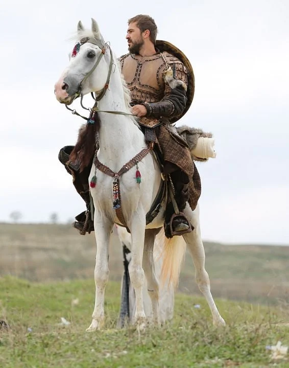 Ertuğrul a cavalo em cena promocional da série turca histórica Diriliş Ertuğrul