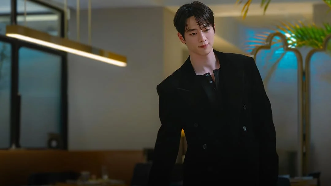 Seo Kangjun de casaco preto em cena do dorama A Love Other Than Yours.