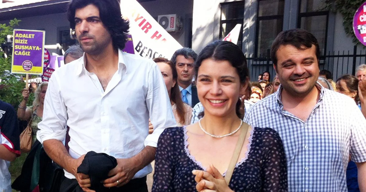 Kerim e apoiadores de Fatmagül do lado de fora do tribunal no episódio final