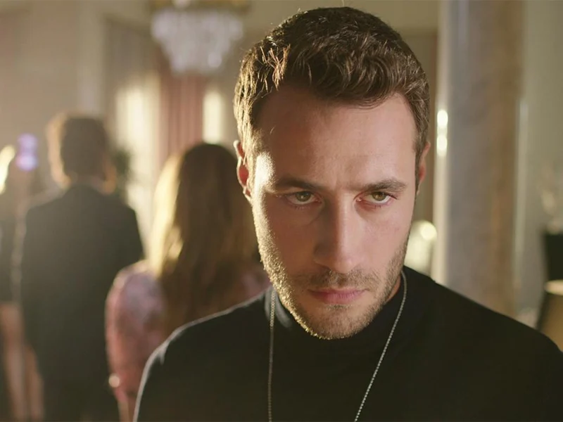 Ozan Dolunay como Cenk Karaçay em Cruel Istambul