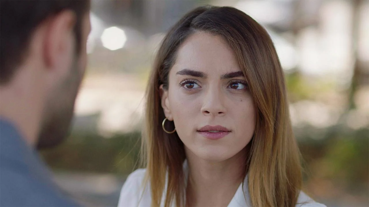 Sera Kutlubey como Cemre em uma cena da novela turca Zalim İstanbul