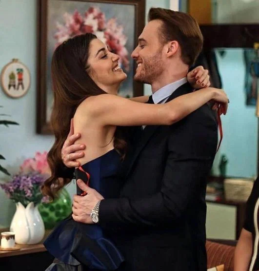 Eda e Serkan abraçados em Será Isso Amor