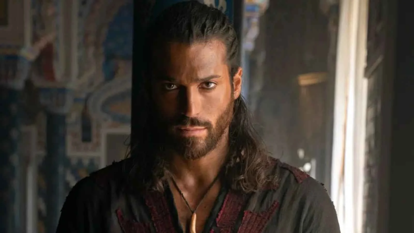 Can Yaman como Balaban em El Turco, série turca de época ambientada no século XVII