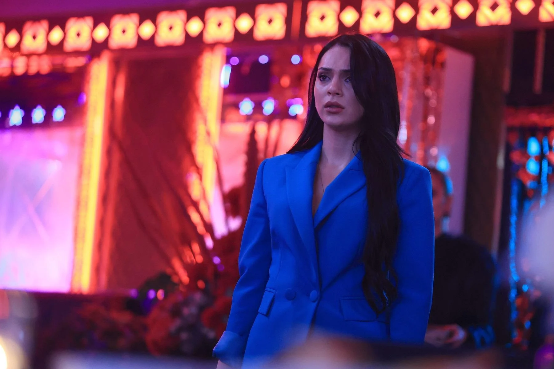Sera Kutlubey como Nehir usando blazer azul em İnci Taneleri