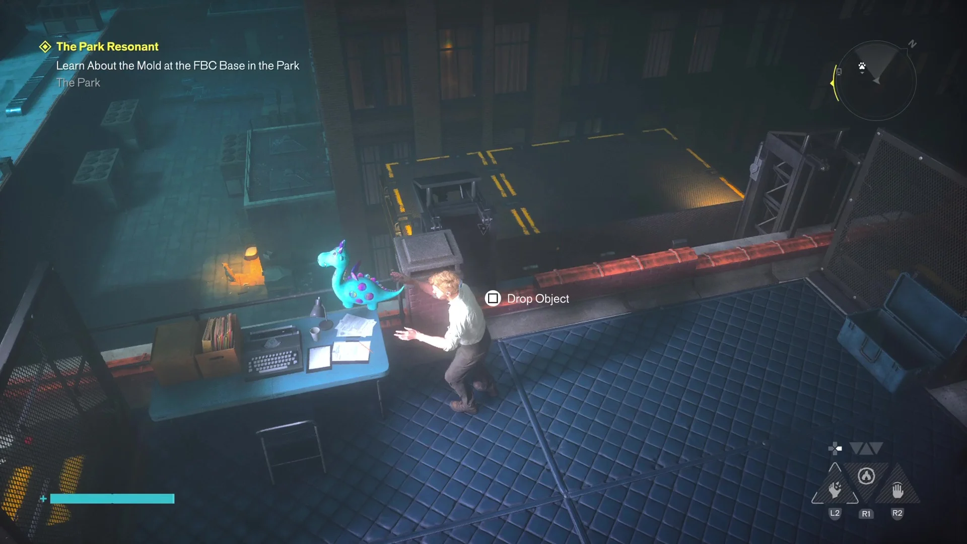 Brinquedo de dragão do Cão Misterioso sobre uma mesa em The Park em Control Resonant