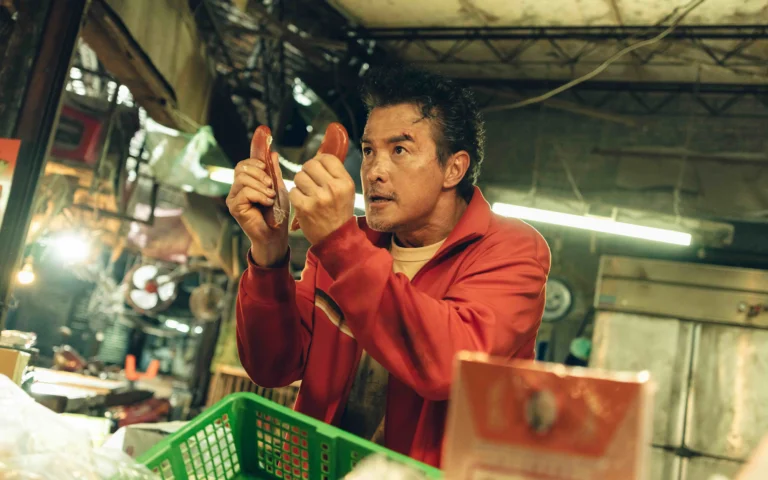 Felix Chiang acaba entrando em uma organização clandestina quando sua vida financeira desmorona — Foto: Divulgação/Netflix