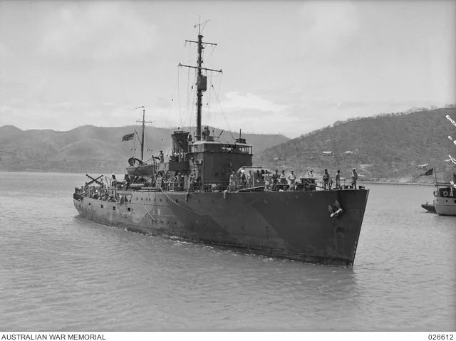 HMAS Armidale no porto de Port Moresby em setembro de 1942