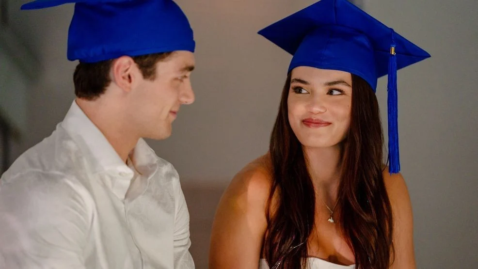 Sean e Flora durante a formatura em Beijar é a Parte Fácil