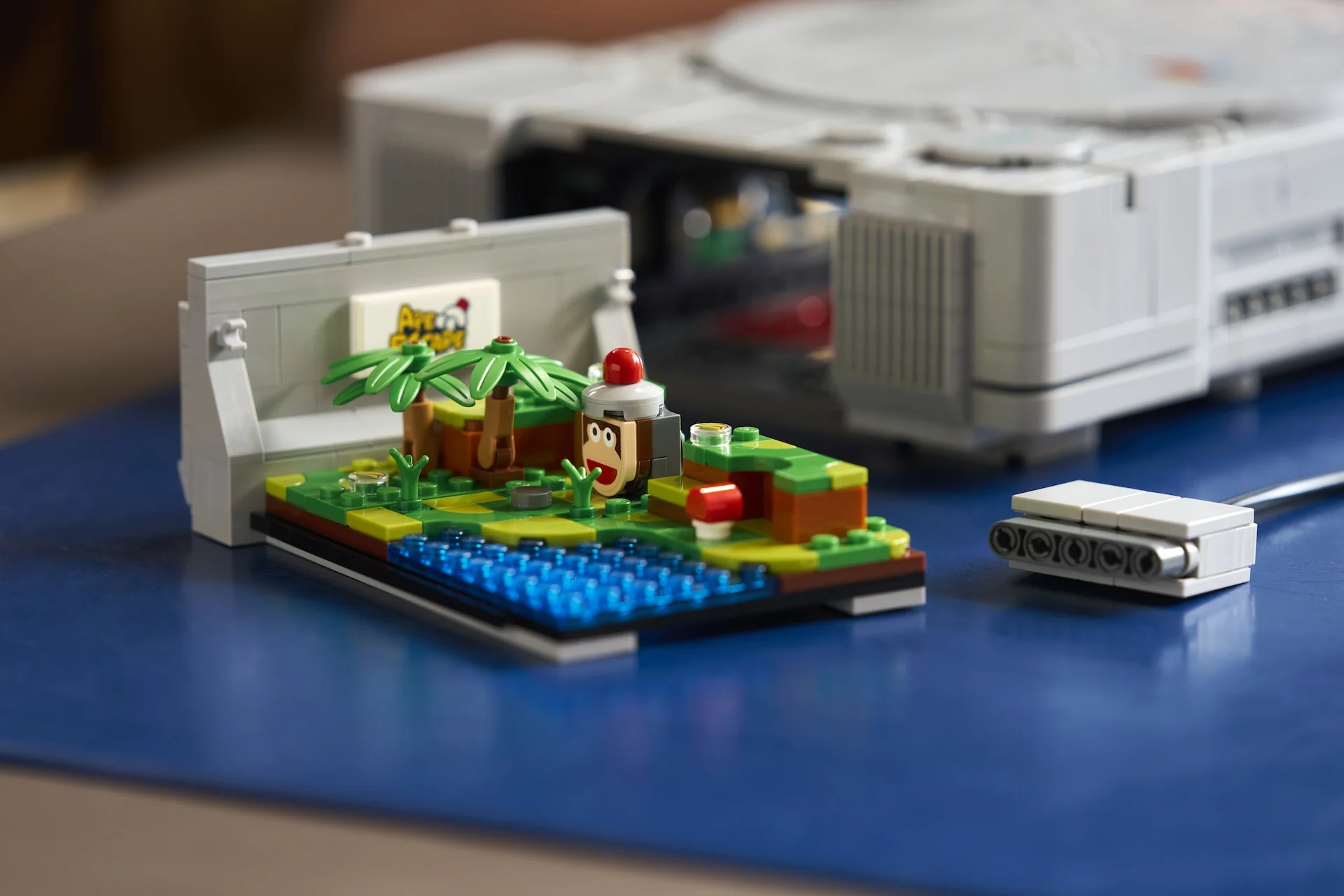Diorama de Ape Escape retirado do LEGO PlayStation com ilha, palmeira e macaco