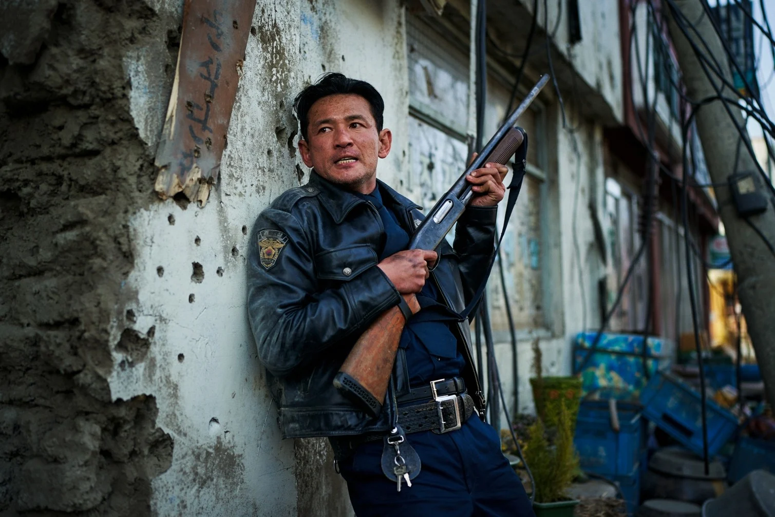 Hwang Jung-min armado em cena do filme Hope