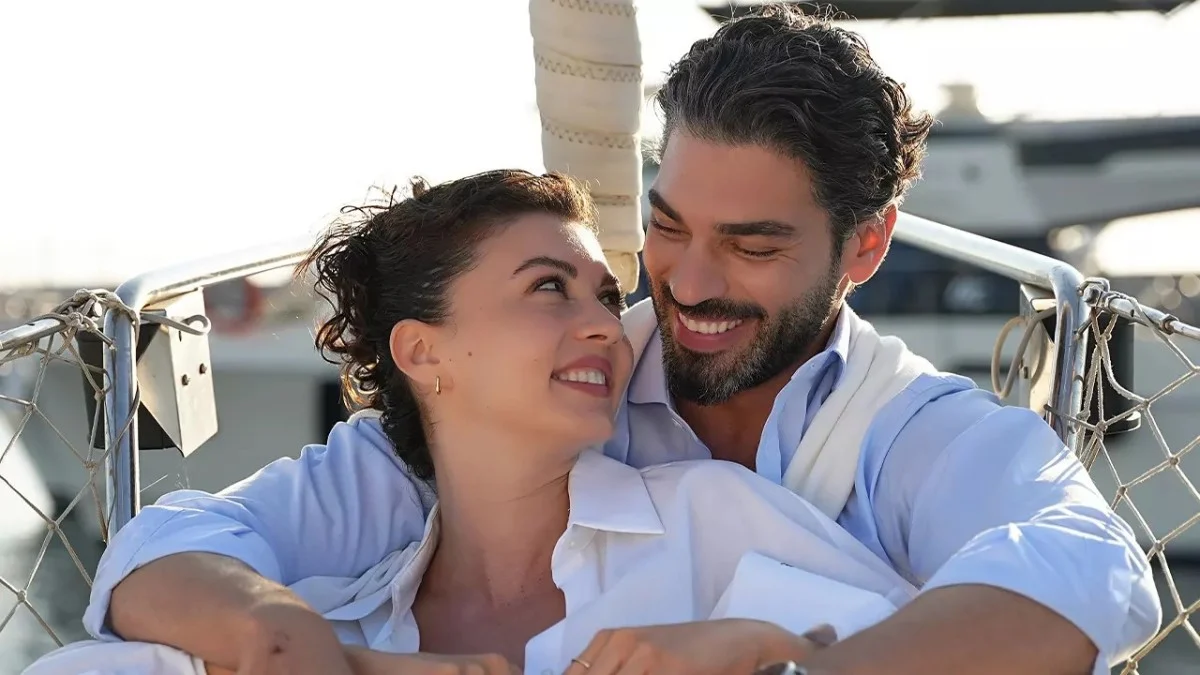 Burcu Özberk e Şükrü Özyıldız como Ece e Onur em Sua Alma Não Escuta