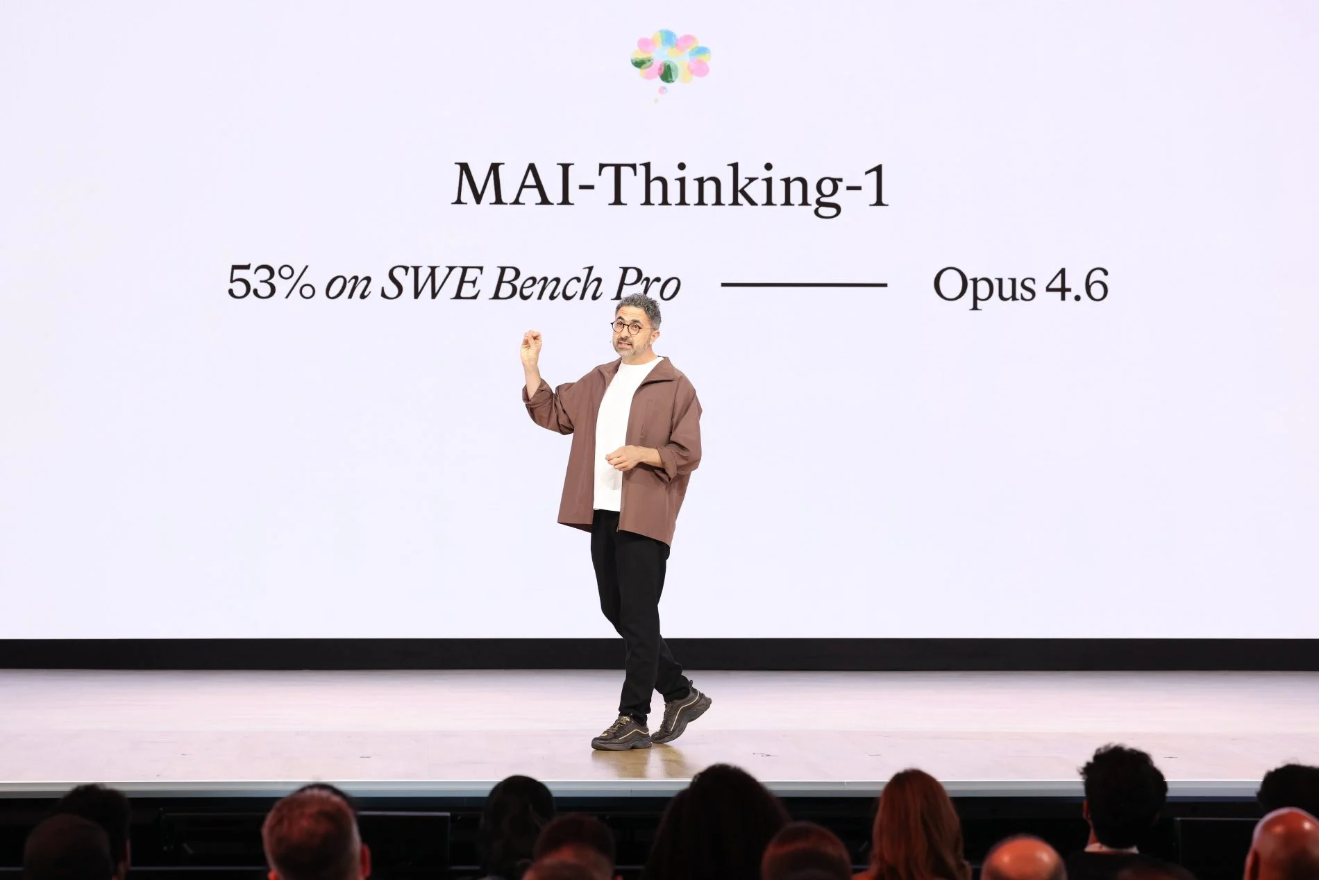Mustafa Suleyman apresenta o modelo de inteligência artificial MAI-Thinking-1