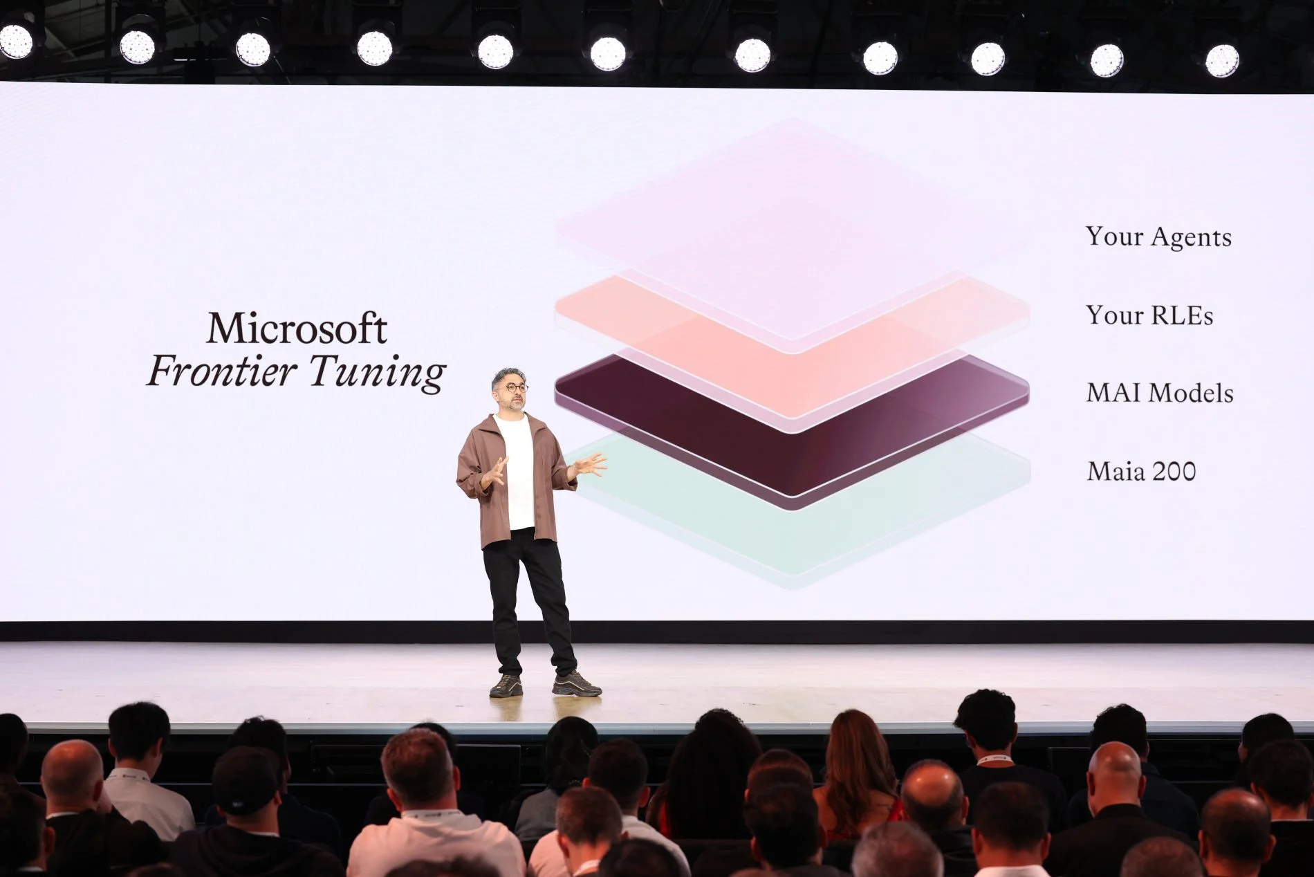 Mustafa Suleyman apresenta os modelos MAI durante o Microsoft Build 2026