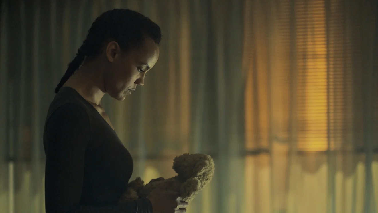 Frances Neagley segurando um urso de pelúcia durante o spin-off de Reacher