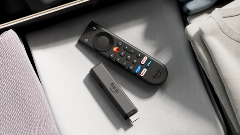Novo Fire TV Stick 4K de 2026 ao lado do controle remoto Fire TV