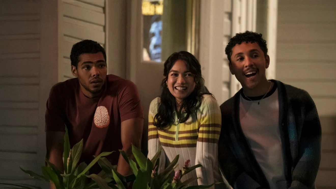 Nicholas Duvernay, Rachel Marsh e Jaboukie Young-White em A Hipótese do Amor
