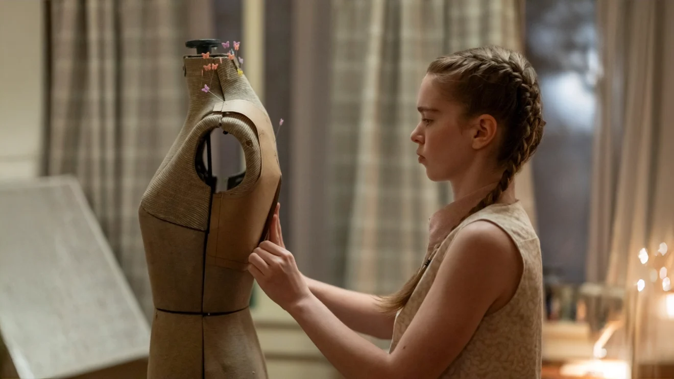 Carrie White colocando alfinetes em manequim na série do Prime Video