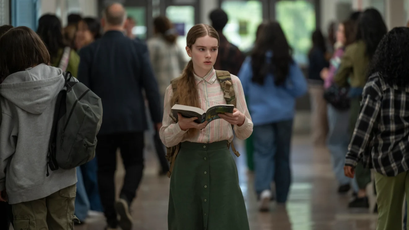 Summer H. Howell como Carrie White no corredor da escola na série Carrie