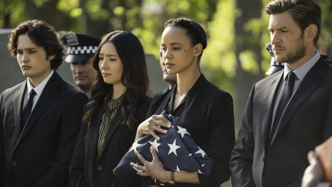 Frances Neagley durante funeral na série Neagley do Prime Video