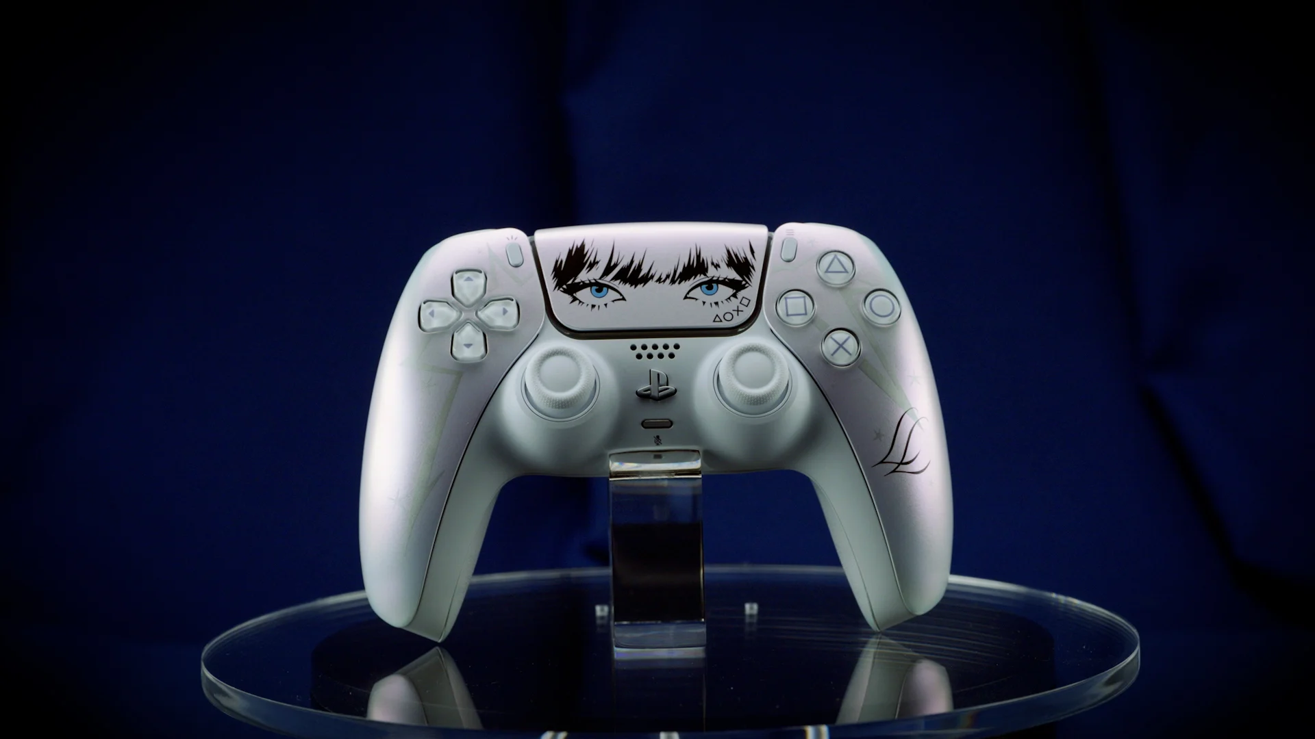 DualSense Lisa Limited Edition com olhos de Lisa no touchpad